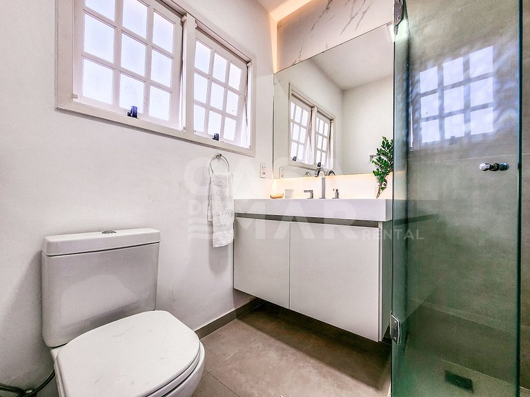 Linda casa com quatro suítes, em condomínio, de frente para