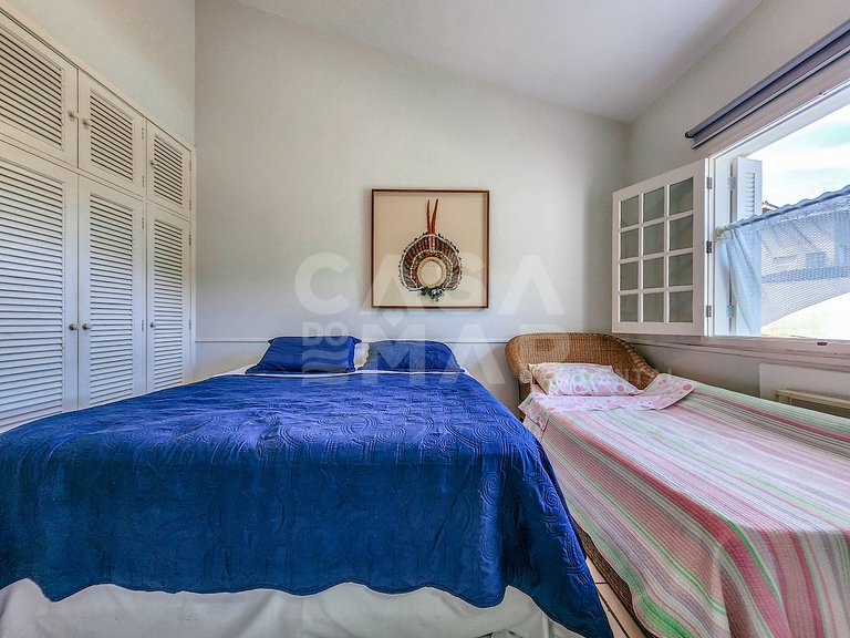 Linda casa com quatro suítes, em condomínio, de frente para