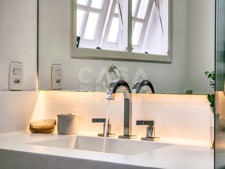 Linda casa com quatro suítes, em condomínio, de frente para