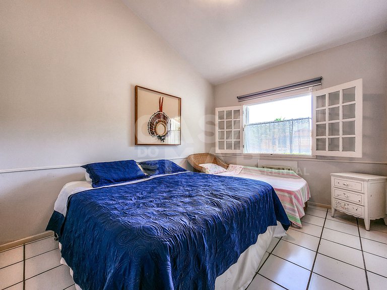 Linda casa com quatro suítes, em condomínio, de frente para
