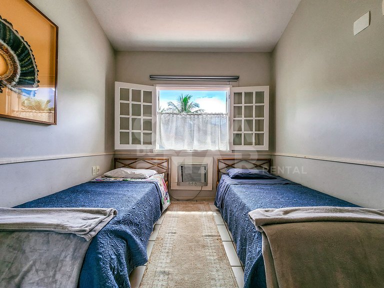 Beautiful house with four suites, in a condominium, facing t