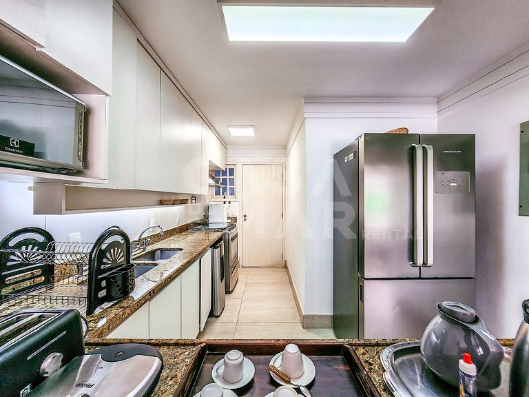 Beautiful house with four suites, in a condominium, facing t
