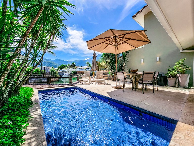 Beautiful house with four suites, in a condominium, facing t