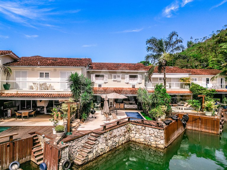 Beautiful house with four suites, in a condominium, facing t