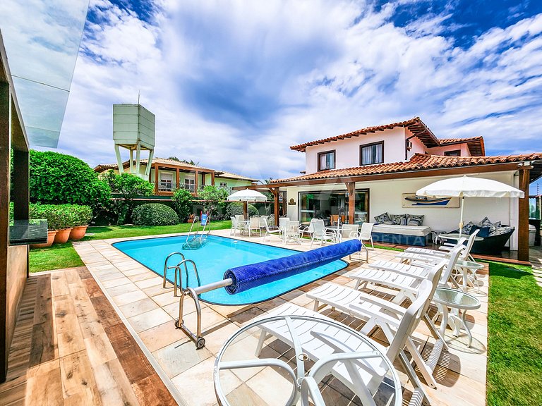 Beautiful house with six suites, right on the beach sand