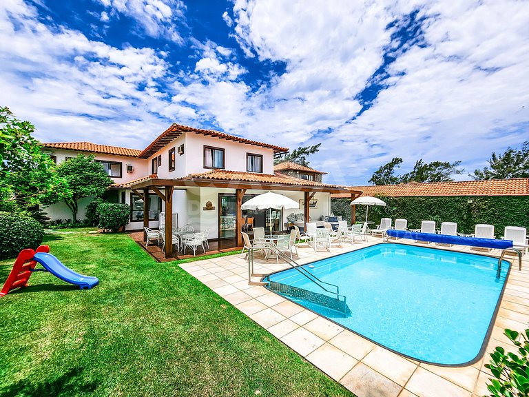 Linda casa com seis suítes, pé na areia da Praia