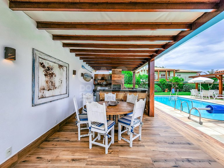 Beautiful house with six suites, right on the beach sand