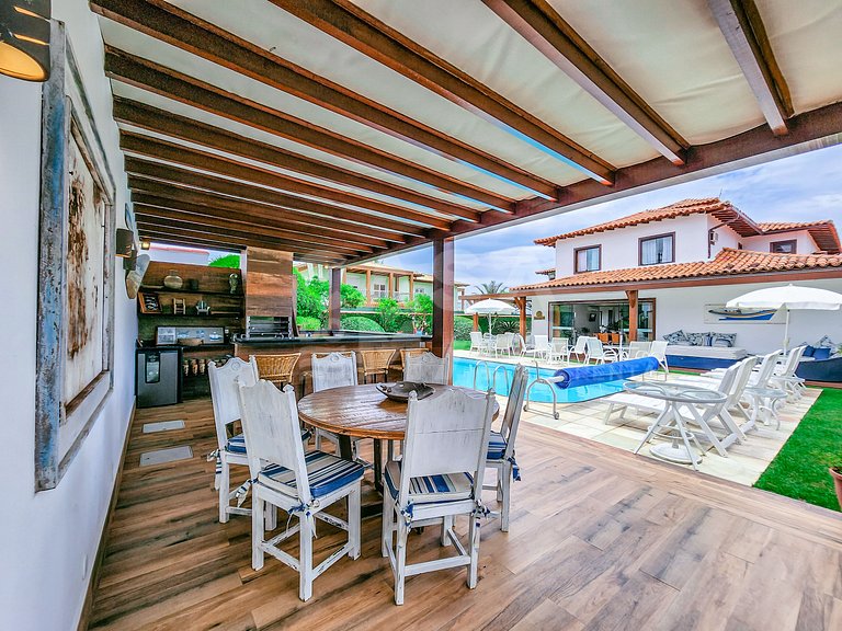 Linda casa com seis suítes, pé na areia da Praia
