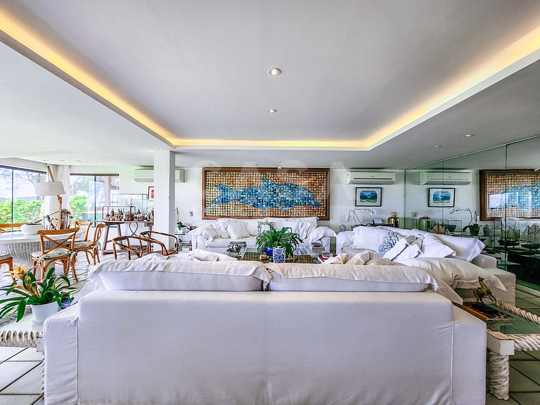 Linda casa com seis suítes, pé na areia da Praia