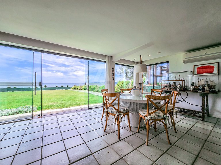 Linda casa com seis suítes, pé na areia da Praia