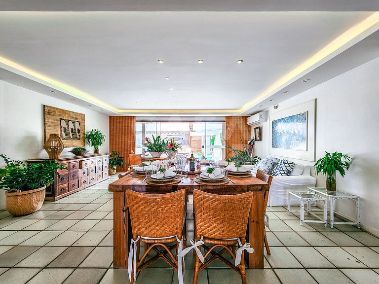 Beautiful house with six suites, right on the beach sand