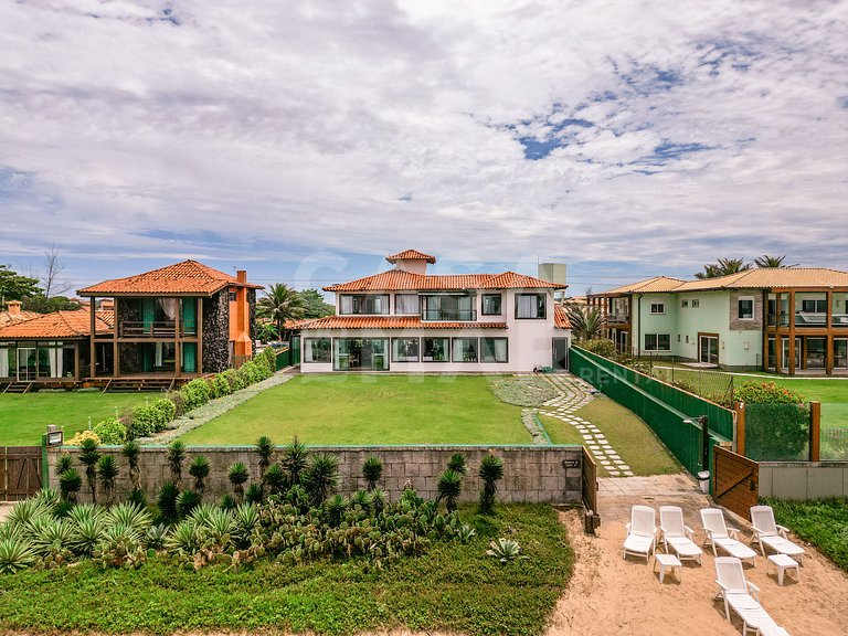 Beautiful house with six suites, right on the beach sand