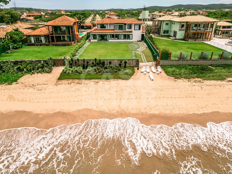 Linda casa com seis suítes, pé na areia da Praia
