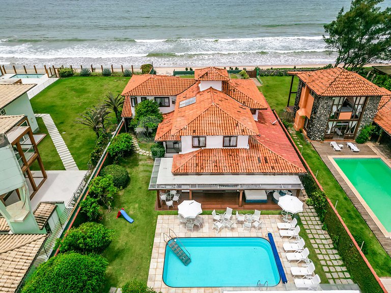 Beautiful house with six suites, right on the beach sand