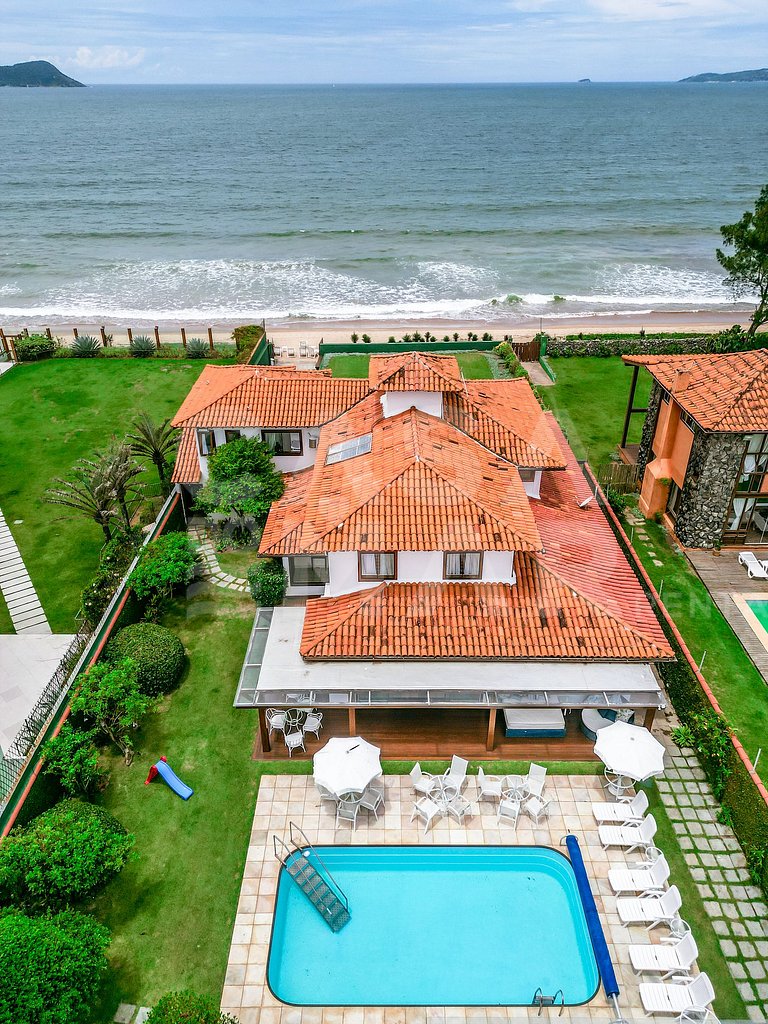 Linda casa com seis suítes, pé na areia da Praia