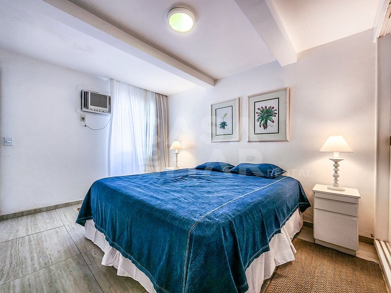 Beautiful house with six suites, right on the beach sand