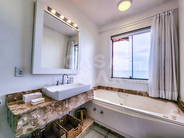 Linda casa com seis suítes, pé na areia da Praia