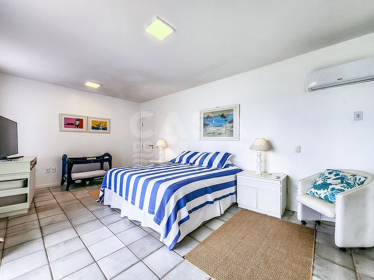 Beautiful house with six suites, right on the beach sand