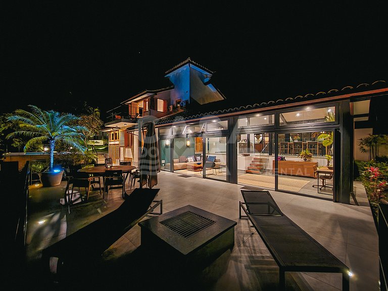 Linda casa, no Alto de Búzios, com vista encantadora do mar