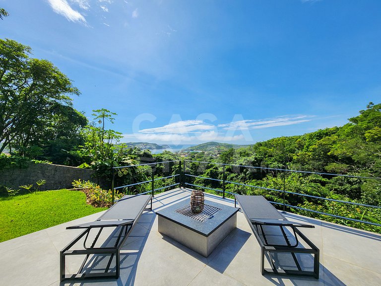 Linda casa, no Alto de Búzios, com vista encantadora do mar