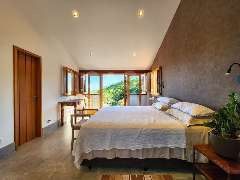 Linda casa, no Alto de Búzios, com vista encantadora do mar