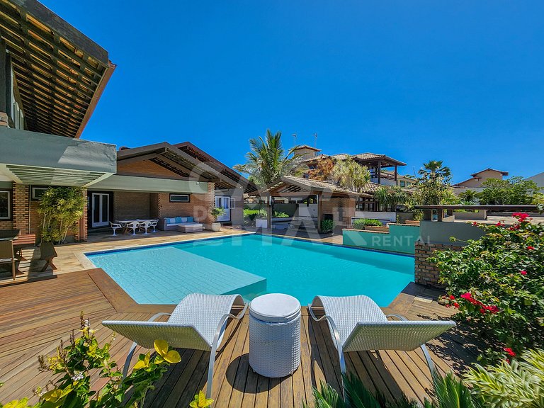 Beautiful house with five suites, in the best condominium in