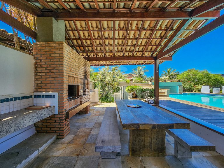 Beautiful house with five suites, in the best condominium in
