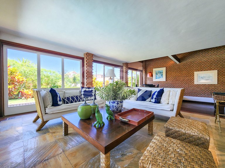Beautiful house with five suites, in the best condominium in
