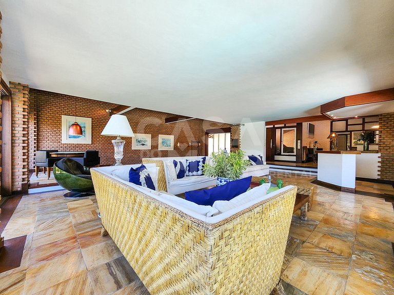 Beautiful house with five suites, in the best condominium in