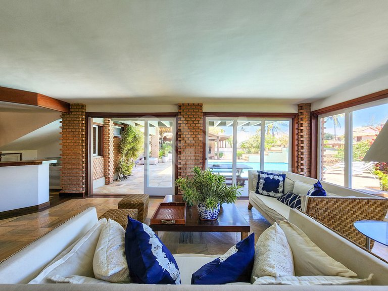 Beautiful house with five suites, in the best condominium in