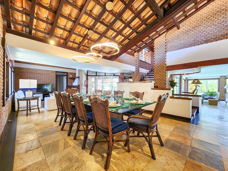 Beautiful house with five suites, in the best condominium in