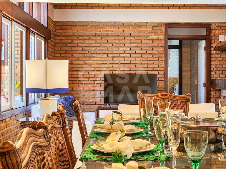 Beautiful house with five suites, in the best condominium in