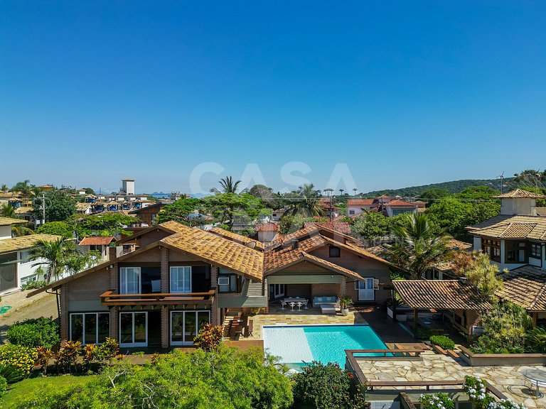 Beautiful house with five suites, in the best condominium in