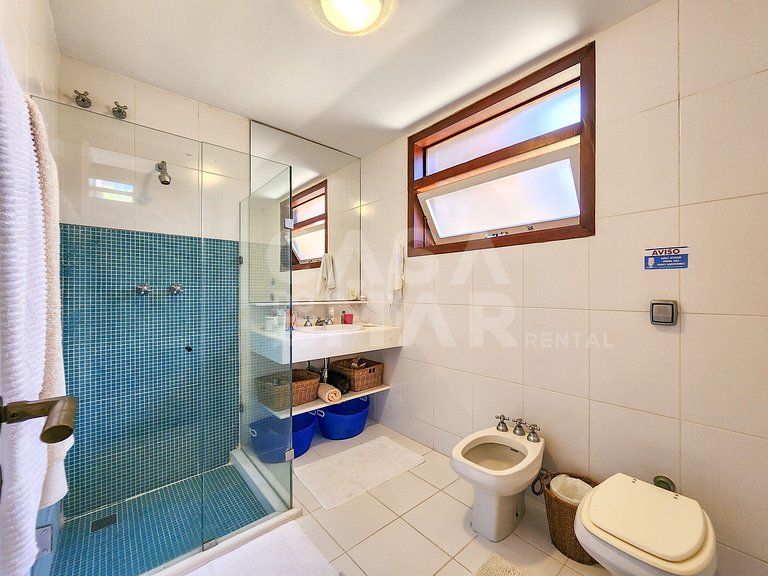 Beautiful house with five suites, in the best condominium in