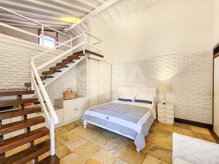 Beautiful house with five suites, in the best condominium in