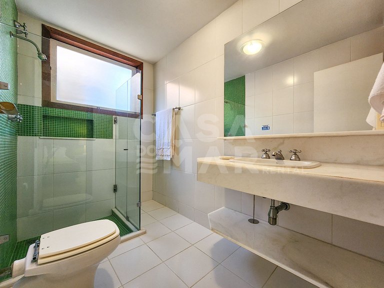 Beautiful house with five suites, in the best condominium in