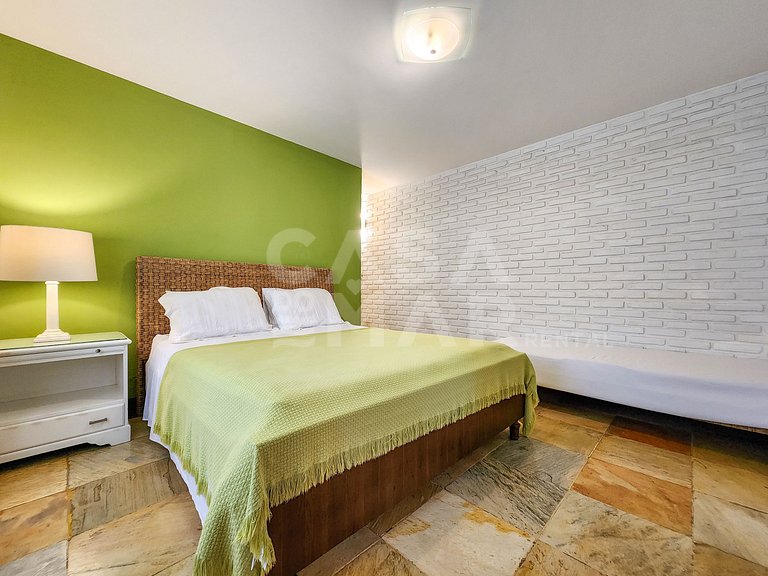 Beautiful house with five suites, in the best condominium in
