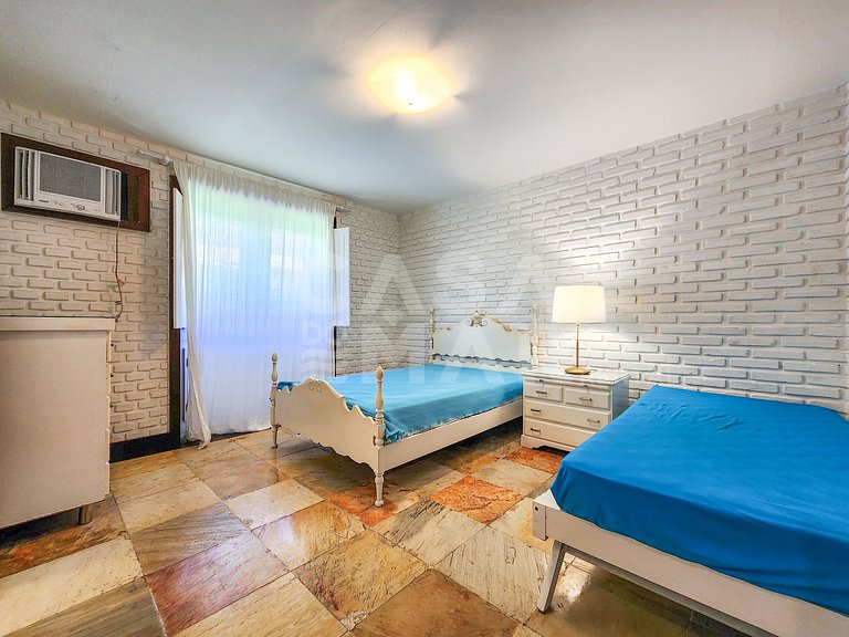 Beautiful house with five suites, in the best condominium in
