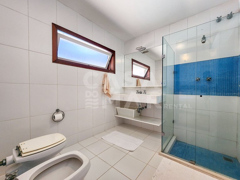 Beautiful house with five suites, in the best condominium in