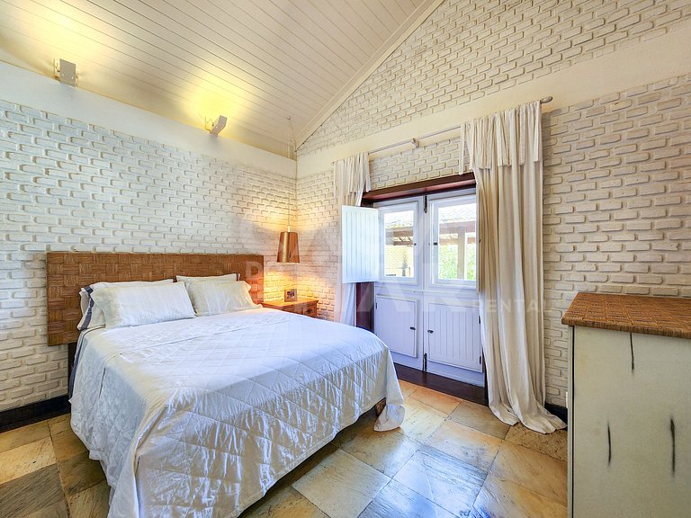 Beautiful house with five suites, in the best condominium in