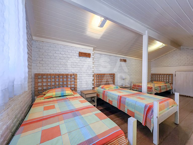 Beautiful house with five suites, in the best condominium in