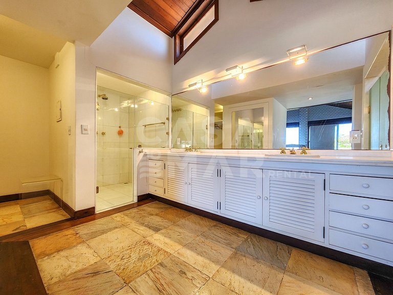 Beautiful house with five suites, in the best condominium in