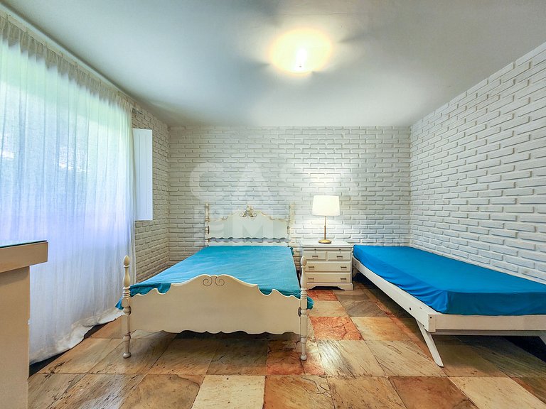 Beautiful house with five suites, in the best condominium in