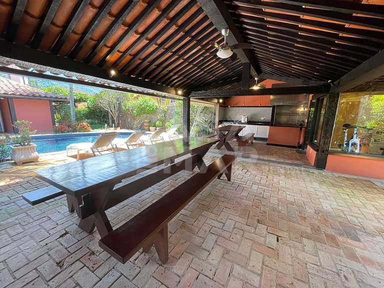 Linda casa com cinco suítes, pé na areia, em condomínio