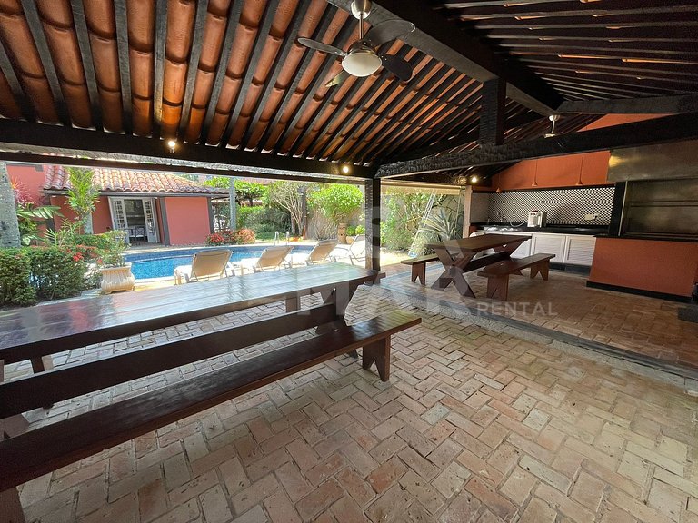 Linda casa com cinco suítes, pé na areia, em condomínio