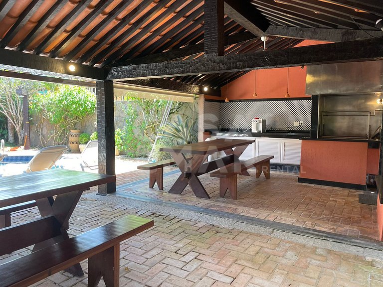 Linda casa com cinco suítes, pé na areia, em condomínio