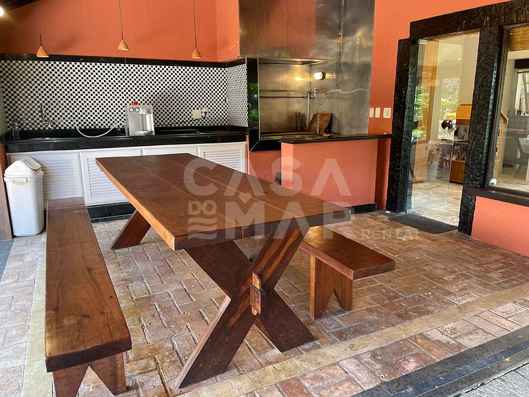 Linda casa com cinco suítes, pé na areia, em condomínio