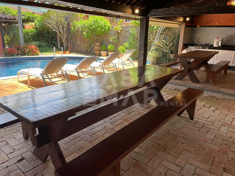 Linda casa com cinco suítes, pé na areia, em condomínio