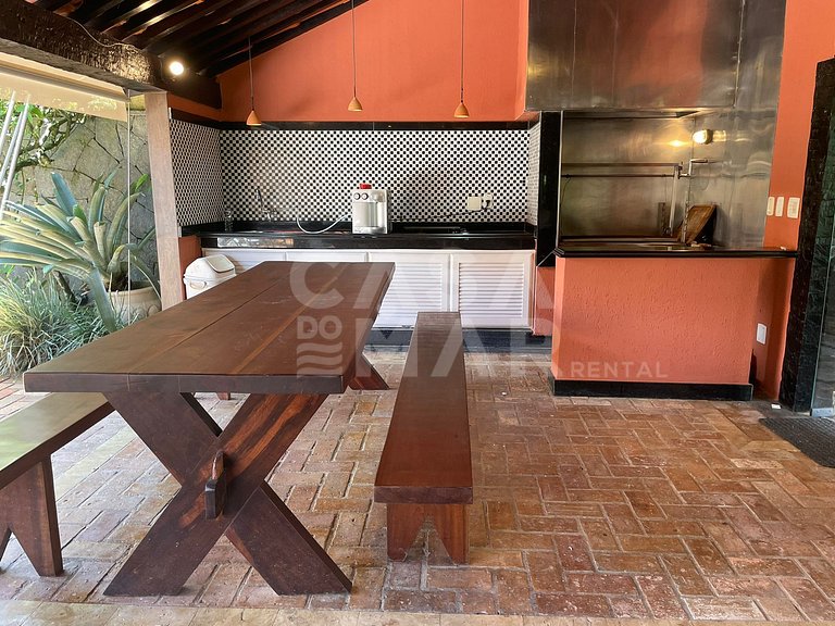 Linda casa com cinco suítes, pé na areia, em condomínio