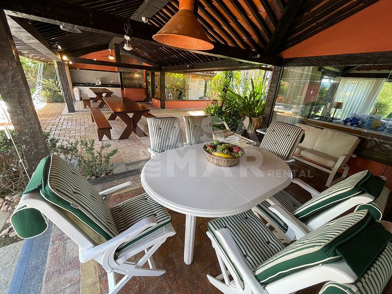Linda casa com cinco suítes, pé na areia, em condomínio